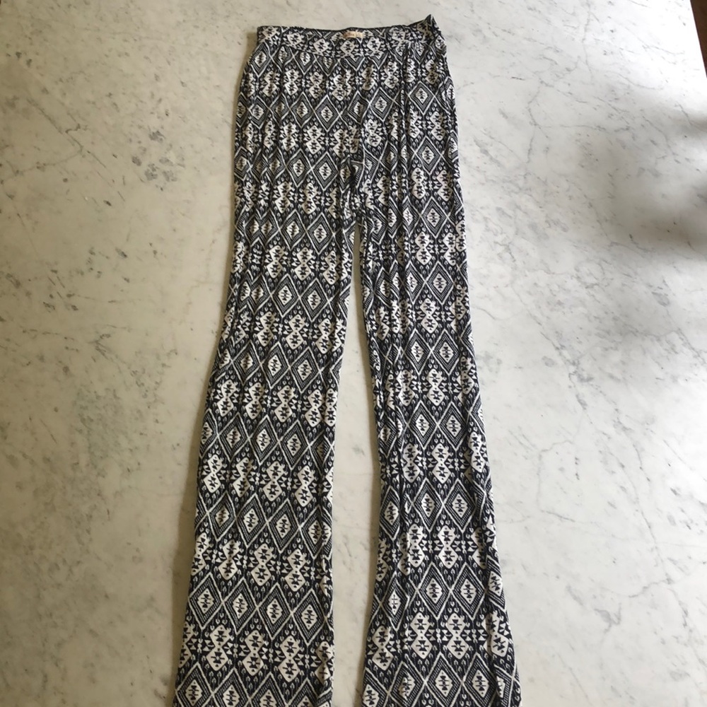 black and white printed stretch pants